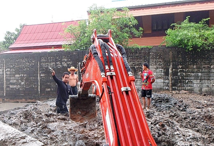 บริการให้เช่ารถแบคโฮ หกล้อ