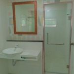 รับติดตั้งประตูกระจกนิรภัยกั้นห้องน้ำ - รับติดตั้งกระจกอลูมิเนียม กระจกศรีวิไล
