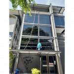 รับจ้างเช็ดกระจกนอกอาคาร ที่สูง - ทำความสะอาดกรุงเทพ  บิ๊กคลีนนิ่ง - ดี เซอร์วิส โซลูชั่น