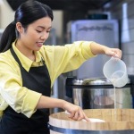 หาผู้ช่วยแม่ครัวไทย-ลาว-พม่า