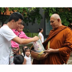 จัดกิจกรรมทําบุญตักบาตร