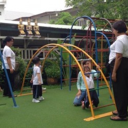 คุณครูและพี่เลี้ยงคอยดูแล