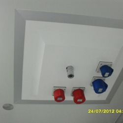 เต้ารับไฟฟ้า  และ เครื่องอัดอากาศสำหรับเครื่องจักร