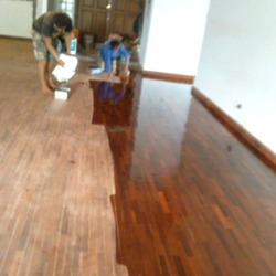 ช่างทายูริเทนพื้นไม้ปาร์เก้