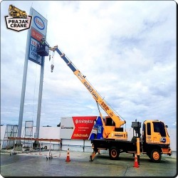 รถเครนยกป้ายทาวเวอร์ขนาดใหญ่