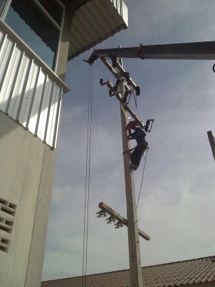 ติดตั้งเสาไฟฟ้าโรงงาน ระยอง - คัดสรรเซอร์วิส ผู้รับเหมาระบบไฟฟ้าและเครื่องจักรโรงงาน