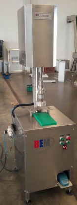 เครื่องปิดฝา LUG CAP แบบกึ่งอัตโนมัติ 1 หัว - โรงงานรับผลิตเครื่องจักรบรรจุภัณฑ์