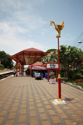 โคมไฟรูปหงส์ - ผู้ผลิตโคมไฟประติมากรรมหงษ์ กินรี ช รวยไลท์ติ้ง
