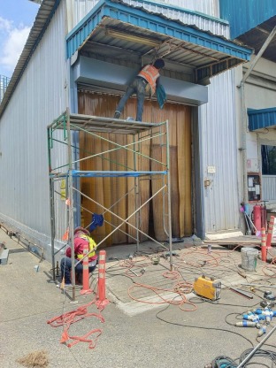 งานรื้อและติดตั้งประตูม้วนใหม่