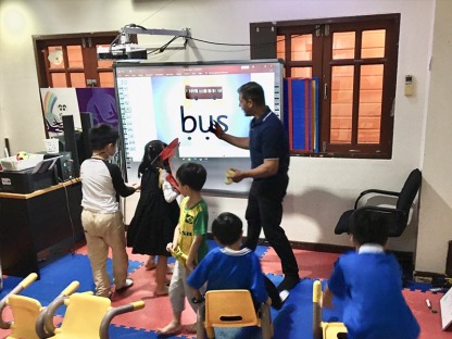 แนะนำโรงเรียนสอนภาษาสำหรับเด็กลำลูกกา - สอนภาษาอังกฤษแบบโฟนิกส์  - มิสเตอร์ทิม เลิร์นนิ่งแลนด์