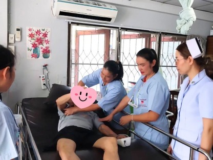 รับดูแลคนแก่ คนป่วยทำกายภาพ