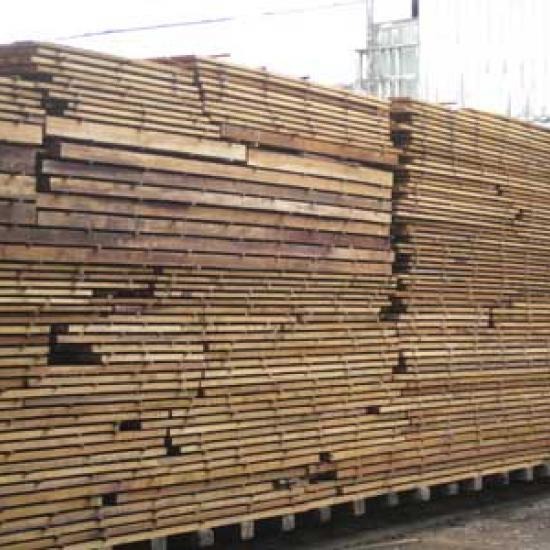 ไม้เนื้อแข็งกำลังลำเลียงเข้าอบ ไม้เนื้อแข็ง 