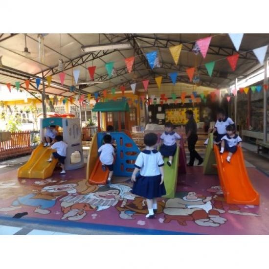 สนามเด็กเล่นในโรงเรียน สนามเด็กเล่นในโรงเรียน 