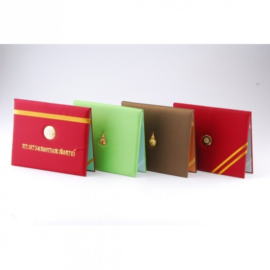 ปกผ้าไหม พร้อมเข็มโลโก้ ปกผ้าไหม พร้อมเข็มโลโก้  แฟ้มผ้าไหม  ปกผ้าไหมใส่ ประกาศ  ปกปริญญาบัตร  รับทำปกผ้าไหม พร้อมเข็มโลโก้ 