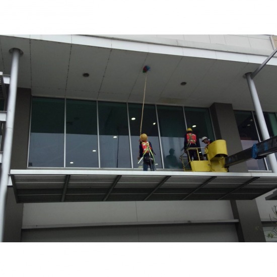 เช็ดกระจกอาคารสูง เช็ดกระจกอาคารสูง  งานโรยตัวทำความสะอาดกระจกอาคารสูง  ทำความสะอาดกระจกบ้าน  งานยิงซิลิโคนอุดรอยรั่วขอบกระจก 