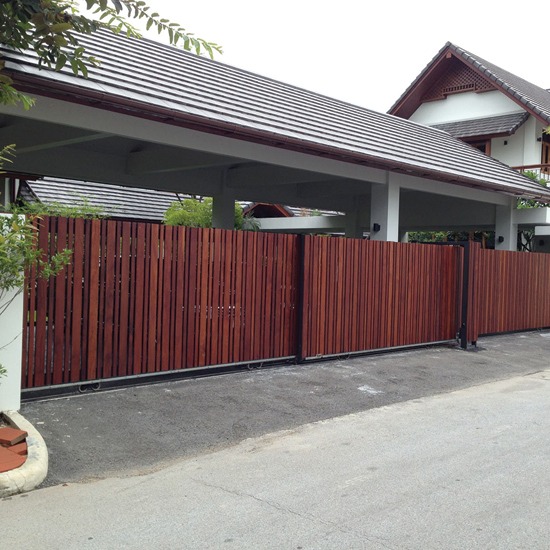 ประตูสแตนเลสผสมไม้ ประตูสแตนเลสผสมไม้  หน้าต่างสแตนเลส  รั้วสแตนเลส  ประตูสแตนเลสรีโมทอัตโนมัติ  มุ้งลวดเหล็กดัด  กระจกอลูมิเนียม  โครงหลังคา  โรงจอดรถ  ระแนงรั้ว  งานประตู  ช่องรั้ว  รั้วกันตก  ราวบันได 