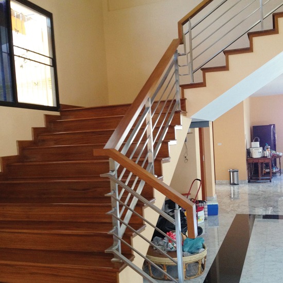 ราวบันได ประตูสแตนเลสผสมไม้  ประตูสเตนเลสผสมไม้  หน้าต่างสแตนเลส  รั้วสแตนเลส  ประตูสแตนเลสรีโมทอัตโนมัติ  มุ้งลวดเหล็กดัด  กระจกอลูมิเนียม  โครงหลังคา  โรงจอดรถ  ระแนงรั้ว  งานประตู  ช่องรั้ว  รั้วกันตก  ราวบันได 