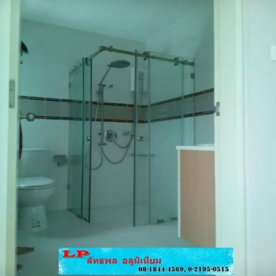 รับติดตั้งฉากกั้นอาบน้ำ - บริษัท ลัทธพล อลูมิเนียม จำกัด - รับติดตั้งฉากกั้นอาบน้ำ  ฉากกั้นอาบน้ำ  ระเบียงกระจกเทมเปอร์  ราวกั้นกระจก  กระจกกั้นอาบน้ำ แบบกระจกด้านเดียว  ราวระเบียงกันตก  ราวบันไดกระจกเทมเปอร์  กระจกกั้นห้องน้ำ  ฉากกั้นห้องน้ำแบบบานถาวร  ฉากกั้นห้องน้ำแบบกั้นตรง 