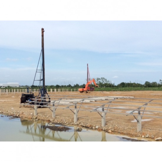 ตอกเสาเข็มคุณภาพงานโซล่าร์เซลล์สมุทรสาคร วางเสาเข็ม  ผู้รับเหมาตอกเสาเข็ม  ก่อสร้าง  รถปั้นจั่น 