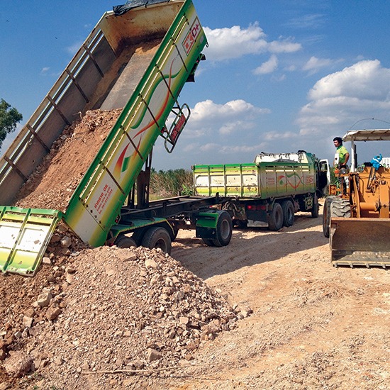 รถขุด รถยก รถขน รับถมที่  ถมที่ 