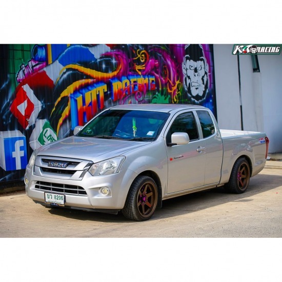 ติดตั้งฝาครอบดุม น็อตสี และฝาครอบดิส