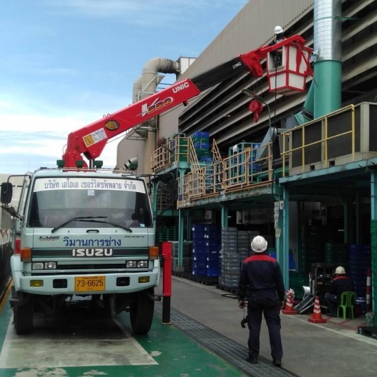 Hiab car rental attached to the end of the boom basket, Chonburi Hiab car rental attached to the end of the boom basket  Chonburi 