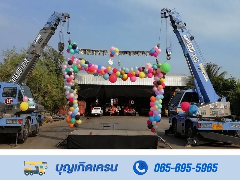 รถเครนติดตั้งป้าย