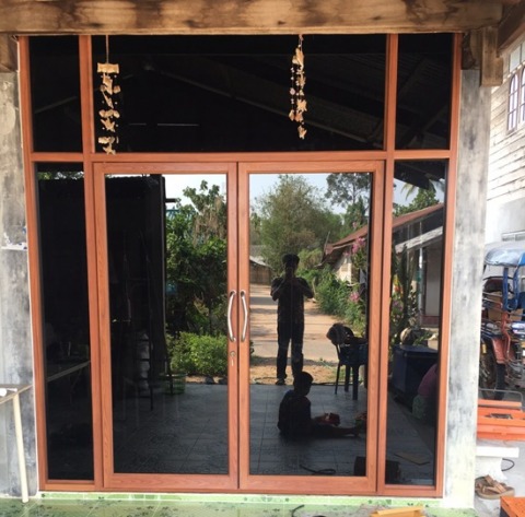 ประตูกระจกอลูมิเนียมเปิดปิด