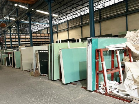 ร้านขายปลีก-ส่งกระจกและอลูมิเนียม
