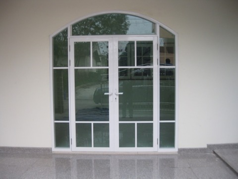 ประตูบานเปิดคู่พร้อมช่องแสง  ประตูบานเปิดคู่พร้อมช่องแสง