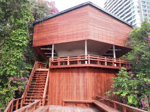 บ้านไม้แดงคุณเอ๋ริมทะเลที่ชลบุรี