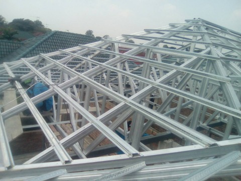 ผู้รับเหมามุงหลังคา