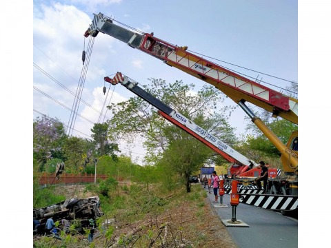 จ้างรถเครนยกรถเกิดอุบัติเหตุ-เพชรบุรี