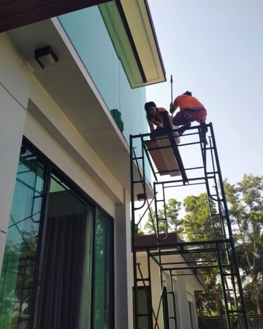 แม่บ้านทำความสะอาดกระจกรอบบ้านสุราษฎ์ธานี