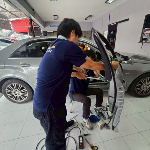 ซ่อมประตูรถ