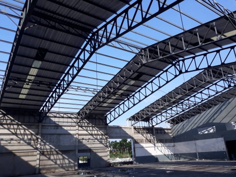 รื้อถอนหลังคาโกดัง