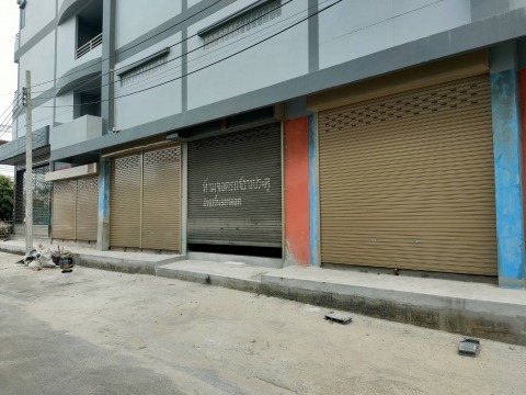 งานนี้ติดตั้งประตูม้วนใหม่ 3 ชุด 