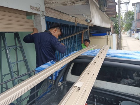 ื้อประตูยืดเก่าออกติดตั้งประตูม้วนใหม่