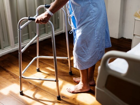 จ้างคนดูแลผู้ป่วยหลังผ่าตัด