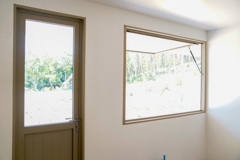 กระจกอะลูมิเนียมธารา