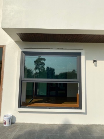 ออกแบบและติดตั้งกระจกอะลูมิเนียม