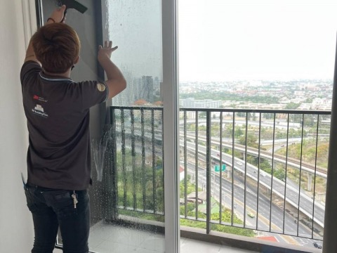 รับติดฟิล์มกระจกบ้าน คอนโด และอาคาร