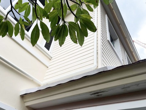 งานติดตั้งรางน้ำฝนไวนิล VG สีครีมพร้อมเดินท่อน้ำลงสีครีม