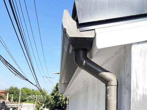 งานติดตั้งรางน้ำไวนิล SCG Smart สีเทา พร้อมเดินท่อน้ำลง