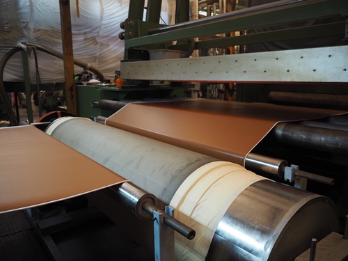 โรงงานผลิตหนังเทียม