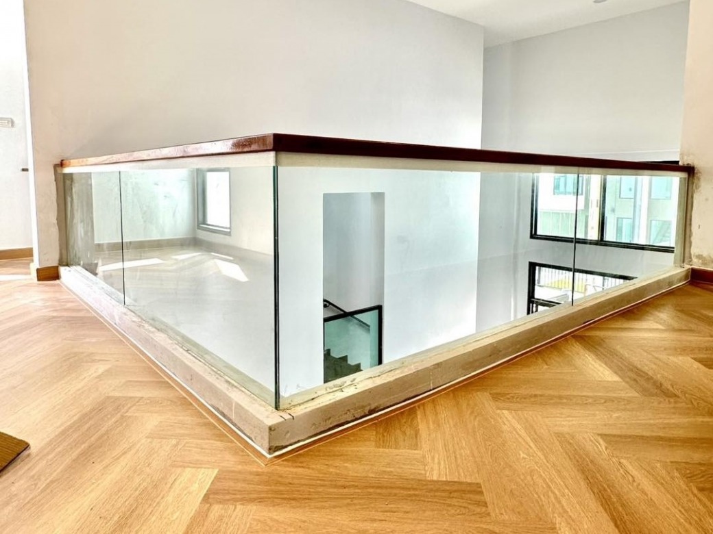 รับติดตั้งราวกันตกกระจก 