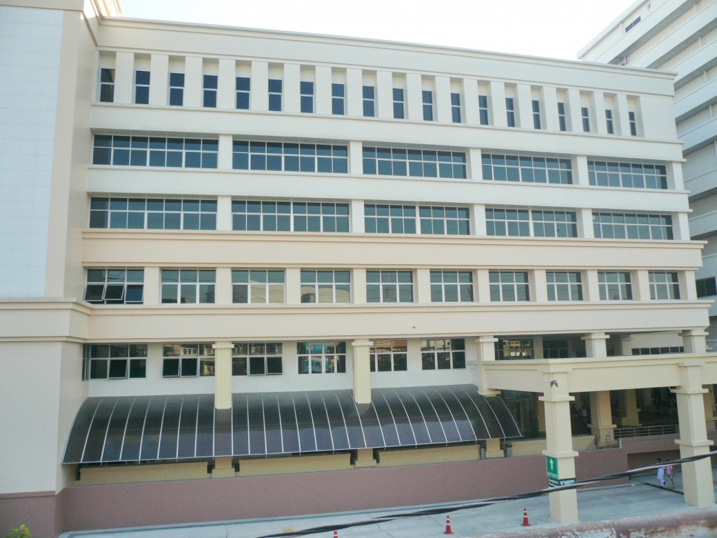 รับติดฟิล์มนิรภัย และฟิล์มลดความร้อน อาคารโรงพยาบาลโรคทรวงอก