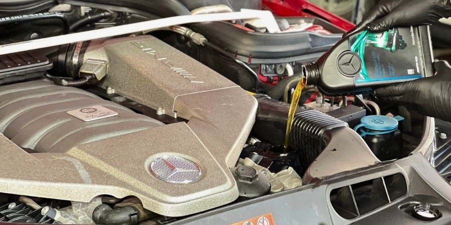 เปลี่ยนถ่ายน้ำมันเครื่องรถ Benz