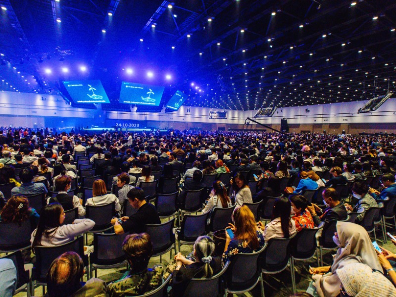 บริการชุดหูฟังการแปลภาษากว่า 20%2C000 ชุด ด้วยระบบ FM