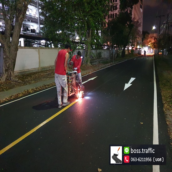 ตีเส้นแบ่งช่องจราจร